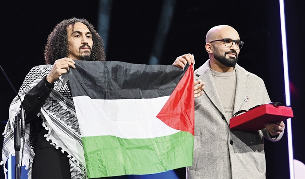 عبد الله الخطيب خلال تسلّم جائزته