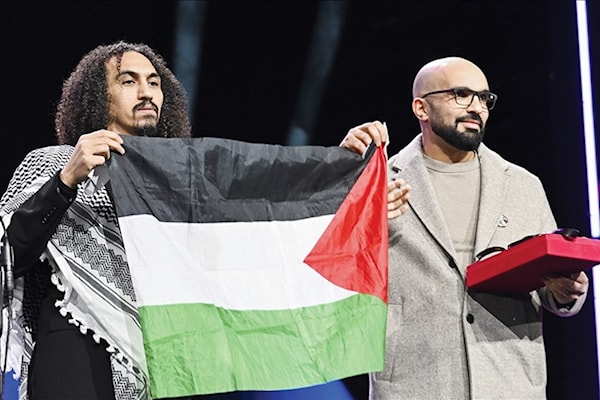 عبد الله الخطيب خلال تسلّم جائزته