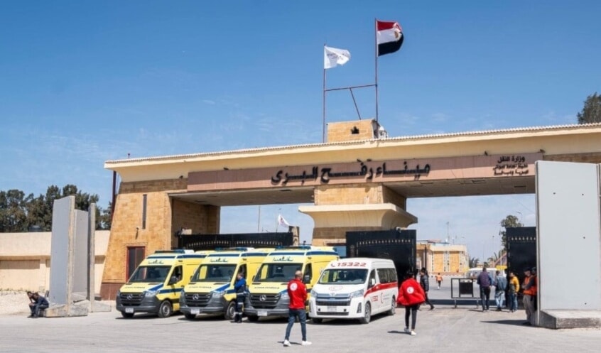 تطالب القاهرة بإدخال مئات المنازل الجاهزة الموجودة على الجانب المصري (من الويب)