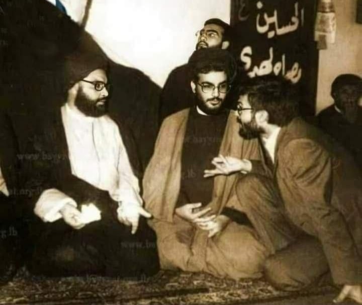 السيّد الشهيد حسن نصر الله برفقة السيّد الشهيد عباس الموسوي في إحدى المناسبات (من الويب)