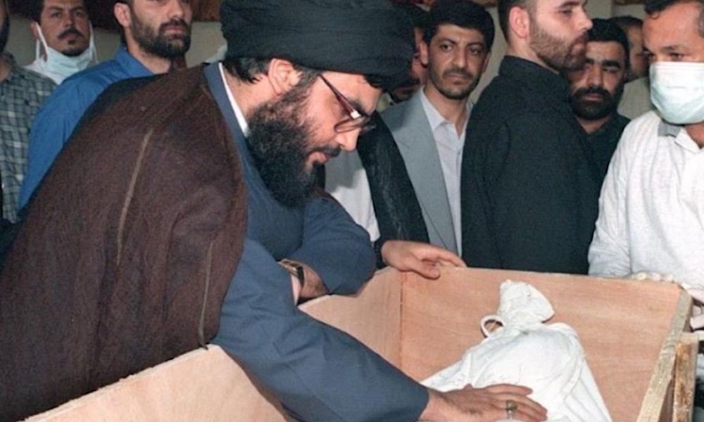 السيّد الشهيد حسن نصر الله مودّعا ابنه هادي (من الويب)