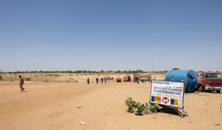 يبلغ طول الحدود بين تشاد والسودان 1403 كيلومترات (من الويب)