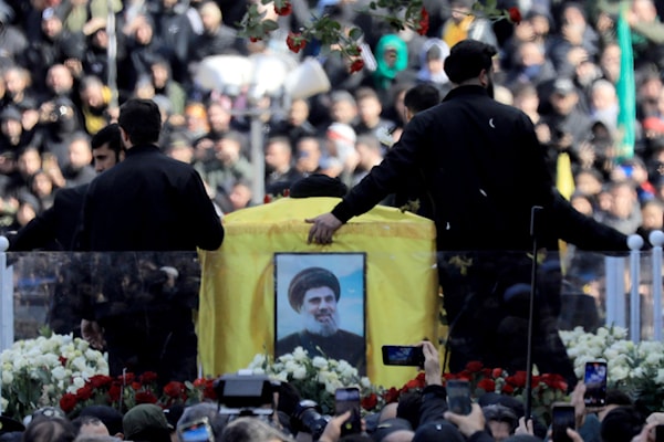 طبعت جنازة نصر الله على جدران المدينة الرياضية ومقاعدها (هيثم الموسوي)