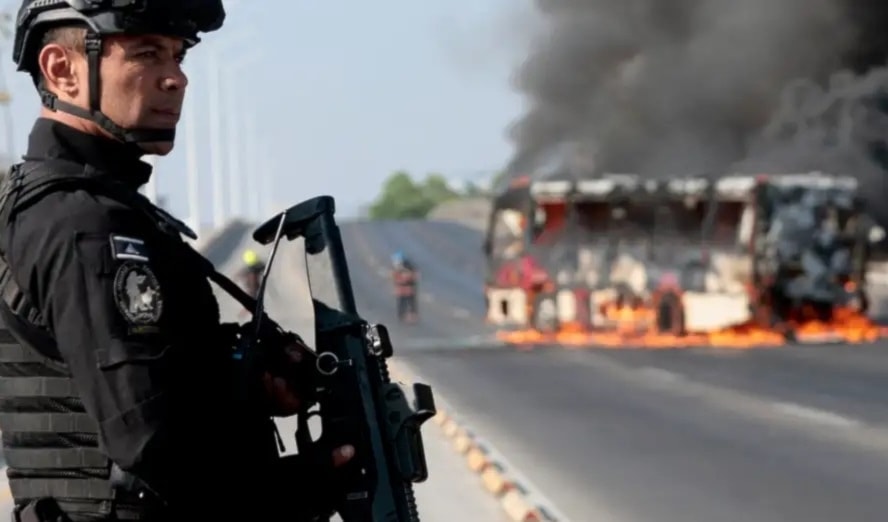 ترتبط الأحداث الحالية بتراكمات تاريخية رسّخت نفوذ شبكات الجريمة المنظّمة في الاقتصاد والمجتمع المكسيكيَين (أ ف ب)