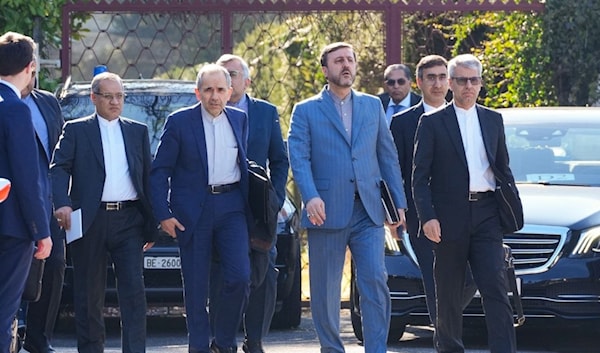 عدد من أعضاء الوفد الإيراني في طريقهم للمشاركة في المحادثات (من الويب)