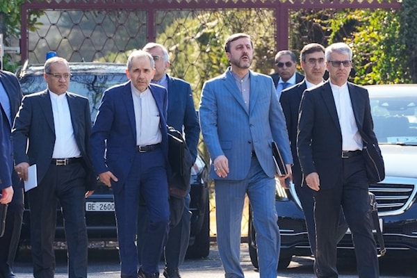 عدد من أعضاء الوفد الإيراني في طريقهم للمشاركة في المحادثات (من الويب)