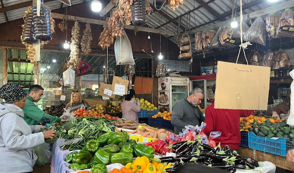 محلّ لبيع الخضار في عشقوت (الأخبار)