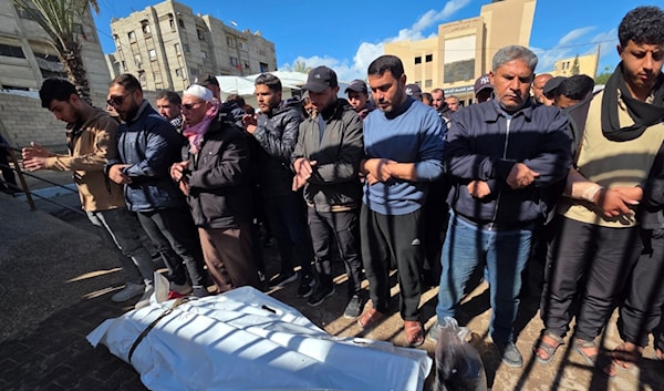 فلسطينيون يصلّون على جثامين ثلاثة شهداء، استُشهدوا فجر أمس جراء غارة استهدفتهم في خانيونس (APA)