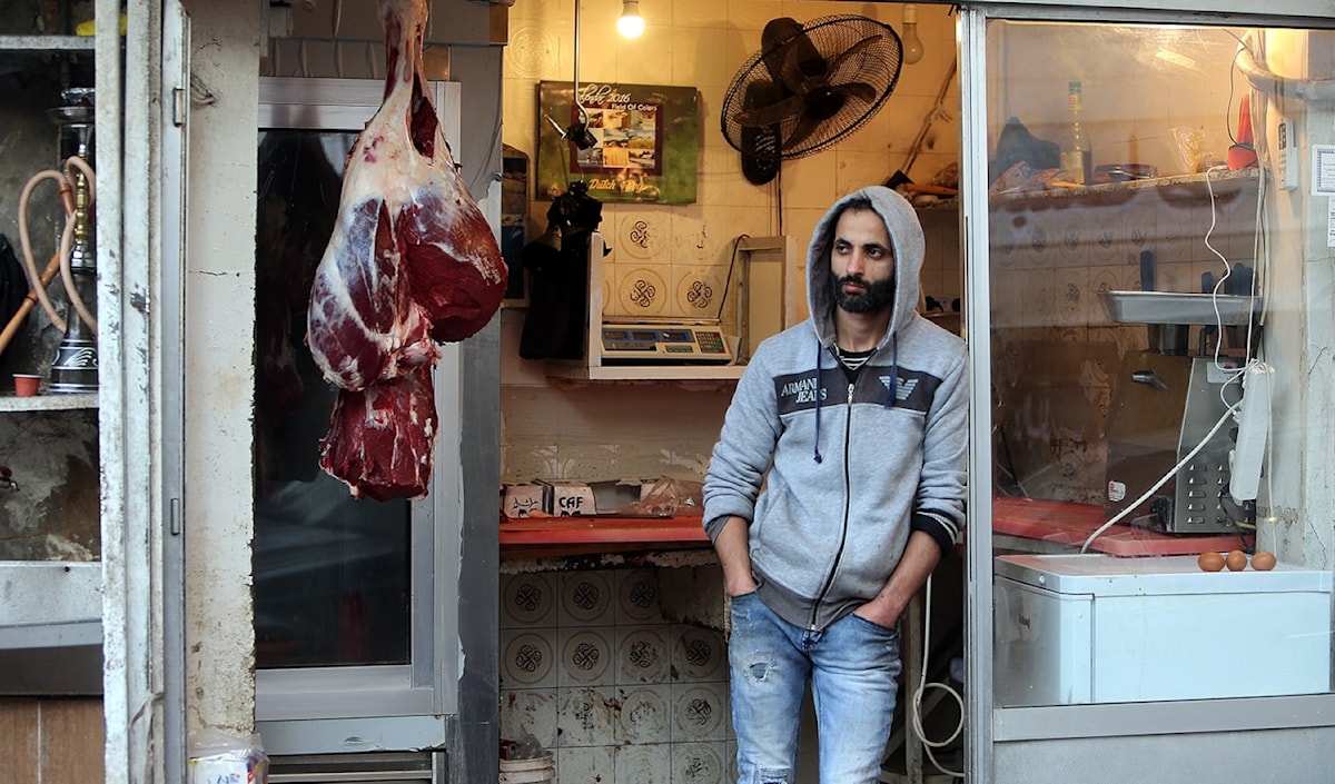 لن يتمكن الفقراء في لبنان من شراء اللحم بسبب ارتفاع سعرها (هيثم الموسوي)