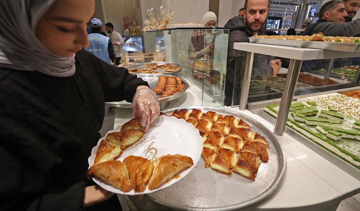 محل حلويات في بيروت أثناء شهر رمضان (هيثم الموسوي)