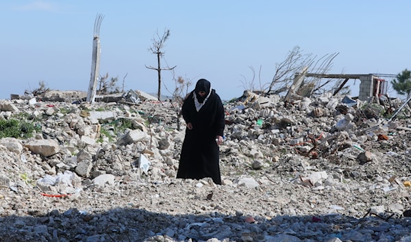 نازحون جنوبيون يتفقدون بيوتهم المدمرة في قرية مارون الراس (مروان بو حيدر)