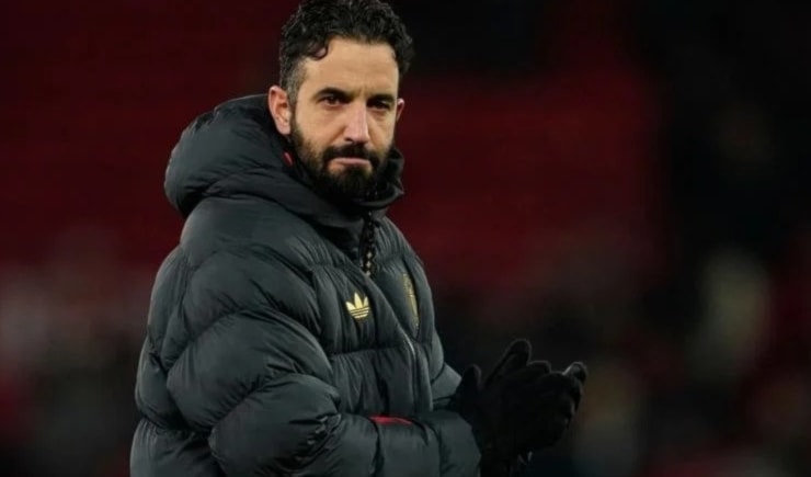 سيدفع نادي مانشستر يونايتد حوالي 22 مليون يورو للمدرب أموريم من ميزانية النادي الخاصة بموسم 2025-2026.