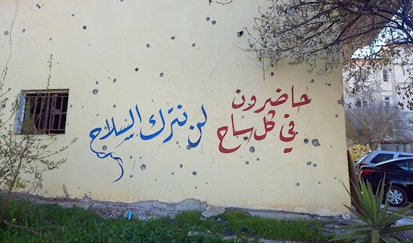 جدار منزل نخرته شظايا الاعتداءات الإسرائيلية في بلدة عيترون الجنوبية