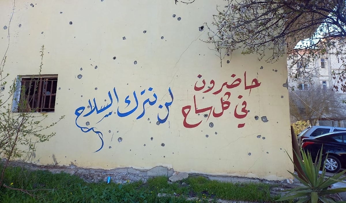 جدار منزل نخرته شظايا الاعتداءات الإسرائيلية في بلدة عيترون الجنوبية