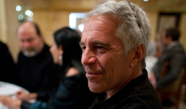 من الجزيرة المشؤومة إلى إمبراطورية الظل الرقمي: كيف هندس إبستين صعود اليمين المتطرّف؟