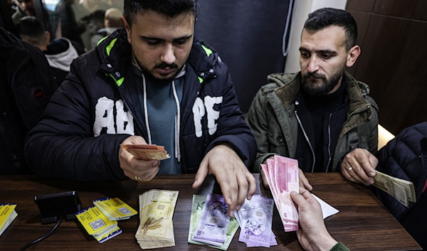 سُجّل ضعف الإقبال الشعبي على تداول العملة الجديدة في شهرها الأول (أ ف ب)