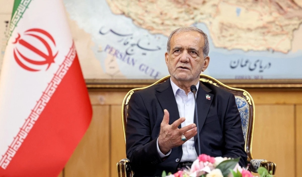 شدد بزشكيان على وجوب توافر مناخ خالٍ من «التهديدات والتوقعات غير المعقولة» (أ ف ب)