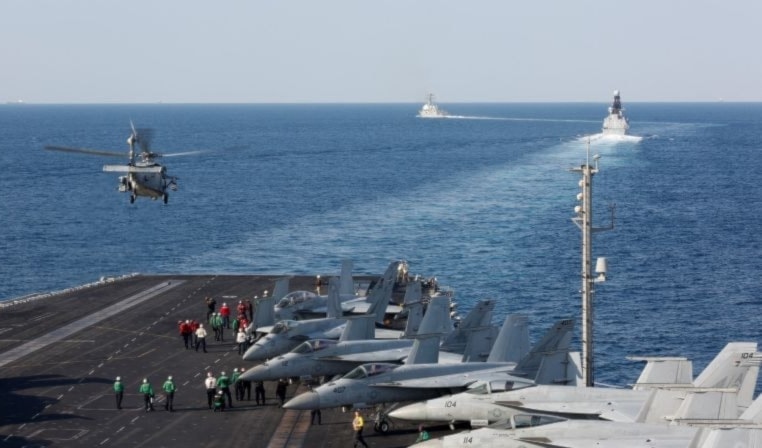 غموض يحيط بتراجع حاملة الطائرات «لينكولن» (من الويب)