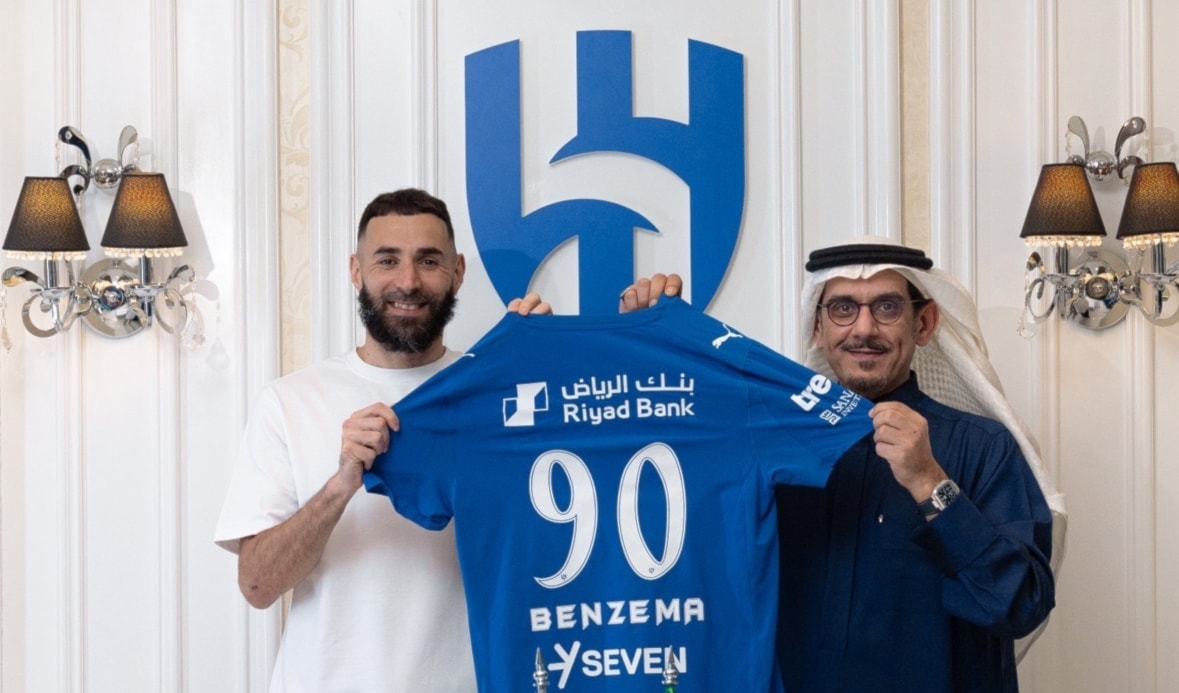 ينتظر الجمهور الهلالي مشاهدة الفرنسي كريم بنزيمة للمرة الأولى في قميص النادي (ويب)