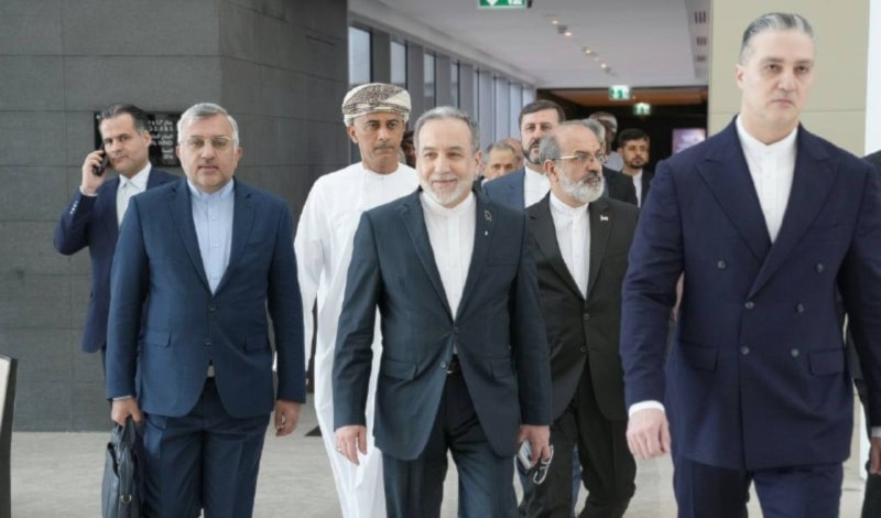 الوفد الإيراني برئاسة عراقجي، عند وصوله إلى مقر المفاوضات (من الويب)