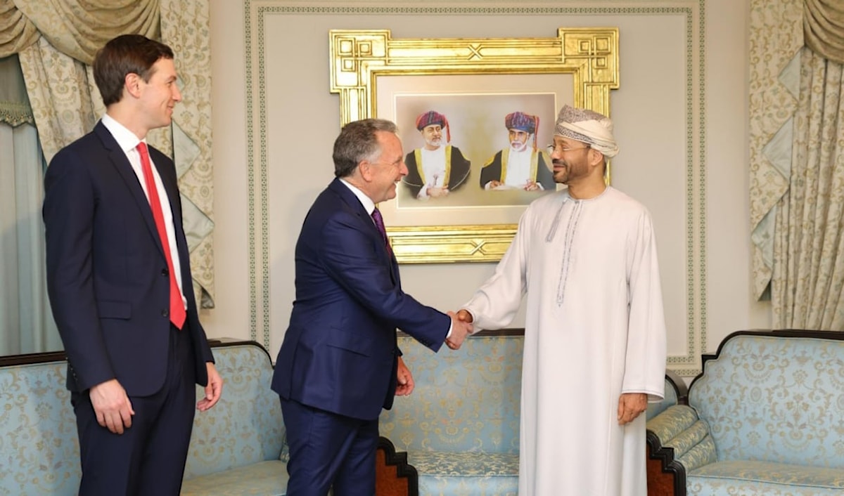 وزير خارجية عُمان، بدر البوسعيدي، مع المبعوث الأميركي، ستيف ويتكوف، وصهر ترامب، جاريد كوشنر (من الويب)