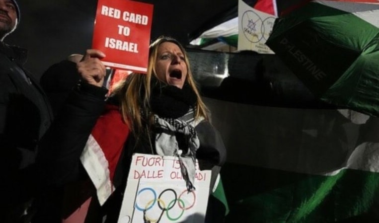 تجمّعَ عدد من المحتجّين في ساحة «بيازا ديل دومو»، حيثُ رفعوا الأعلام الفلسطينية تزامناً مع إقامة مراسم استقبال الشعلة الأولمبية في الساحة نفسها.