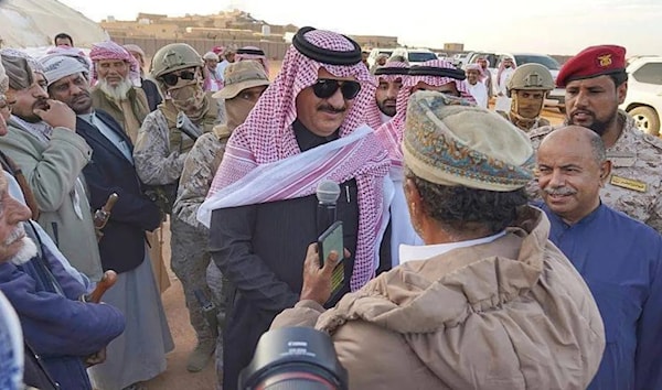 اللواء السعودي محمد عبيد القحطاني، مصافحاً بعض قادة المجموعات الجنوبية (من الويب)