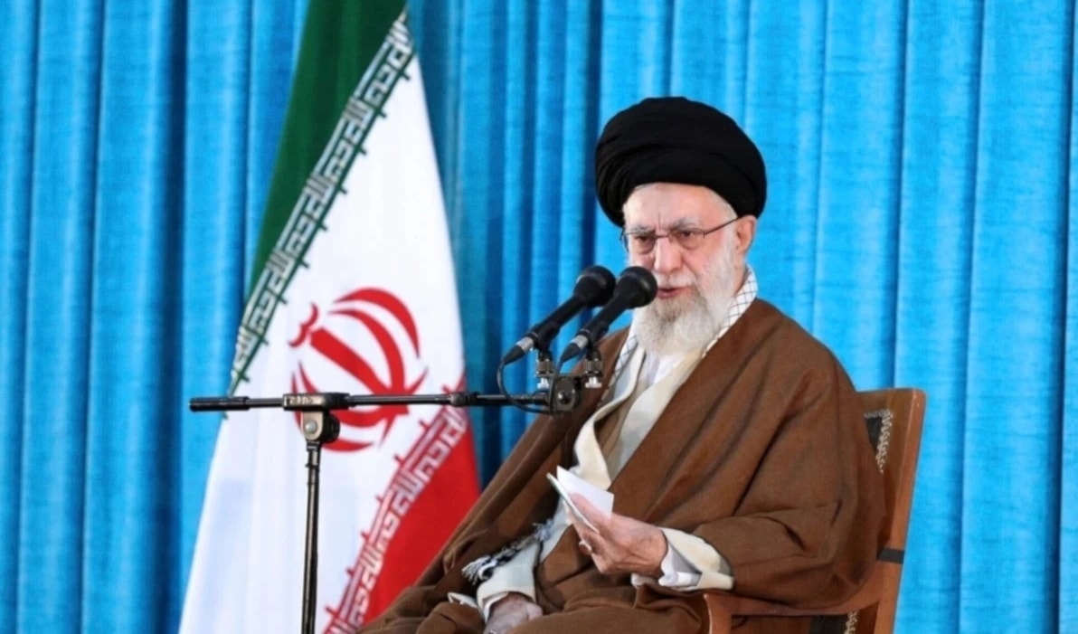 رأى خامنئي أن القوة الوطنية لا ترتبط بالصواريخ والطائرات بقدر ما ترتبط بإرادة الشعوب (أ ف ب)