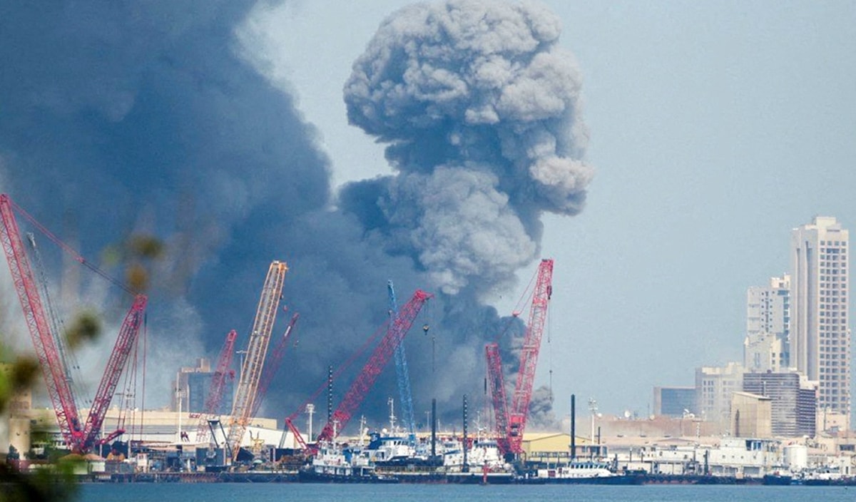 الدخان يتصاعد من مقر الأسطول الأميركي الخامس في البحرين (من الويب)