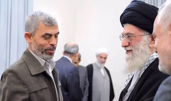 يحضر السيد خامنئي في أوساط المجتمع المقاوم في فلسطين بوصفه إحدى أكبر الشخصيات الداعمة للحق الفلسطيني (من الويب)