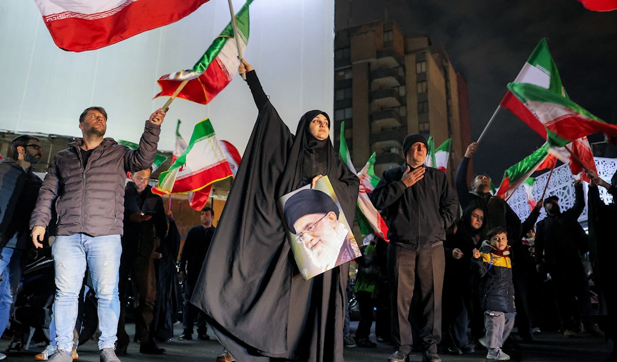 رؤية الشهيد الخامنئي تقوم على أن القيادة تقتضي «حفظ البوصلة» التي تحدد المسار العام للثورة الإسلامية (أ ف ب)