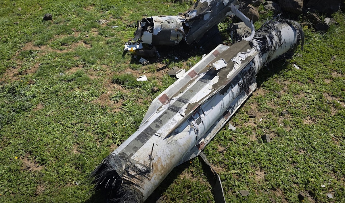 حطام صواريخ سقطت فوق بلدة الحيران في القنيطرة السورية (سانا)