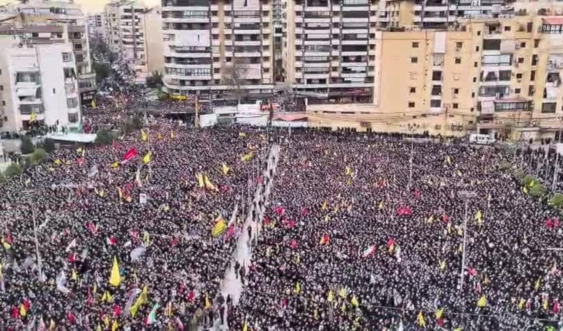 موجة من البكاء والعويل اجتاحت الناس على خلفية أنشودة «وداعاً أبانا» (من الويب)