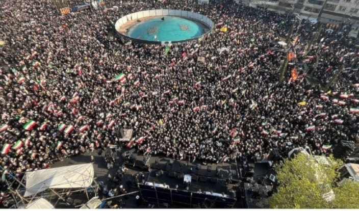 حشود في ساحة انقلاب في طهران تعلن التأييد للمرشد مجتبى خامنئي (من الويب)