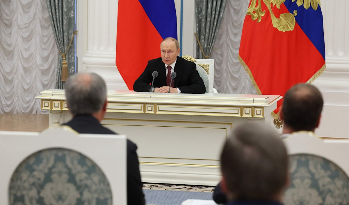 تبدي روسيا استعدادها للمساعدة في تسوية الملف الإيراني (أ ف ب)