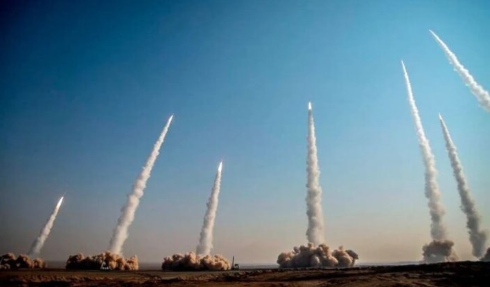 طهران تطلق على إسرائيل والقواعد الأميركية صواريخ تبلغ زنة رأسها الحربي أكثر من طن (من الويب)