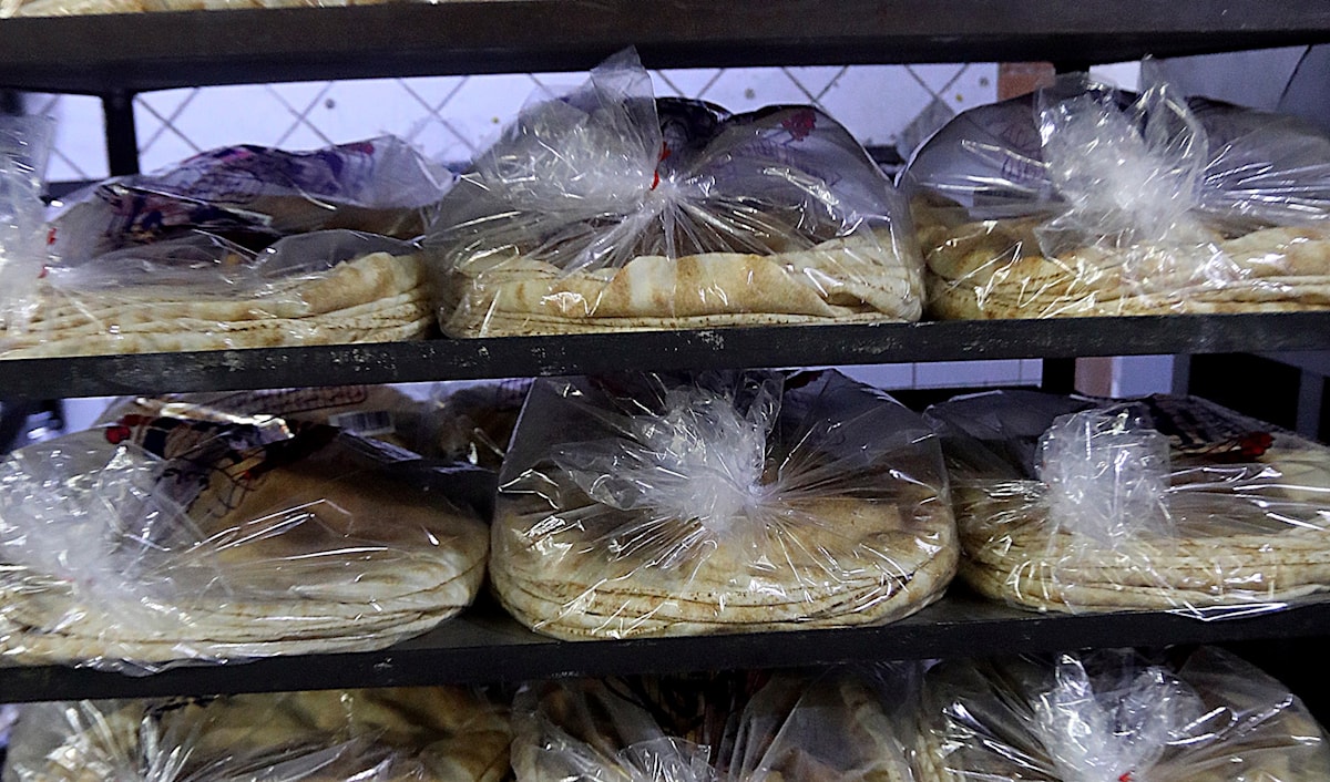 أصبح سعر ربطة الخبز المتوسطة 70 ألف ليرة لبنانية في الفرن و85 ألف ليرة في المحال التجارية (هيثم الموسوي)