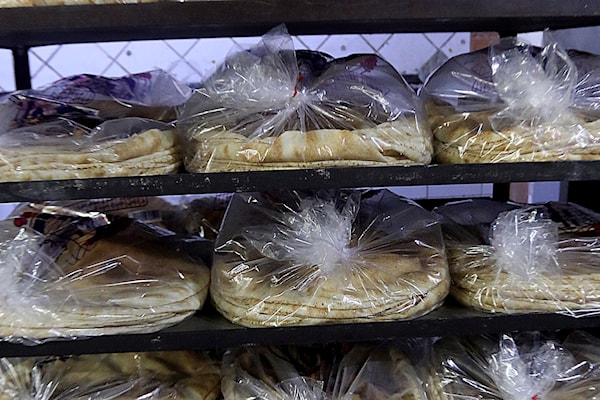 أصبح سعر ربطة الخبز المتوسطة 70 ألف ليرة لبنانية في الفرن و85 ألف ليرة في المحال التجارية (هيثم الموسوي)