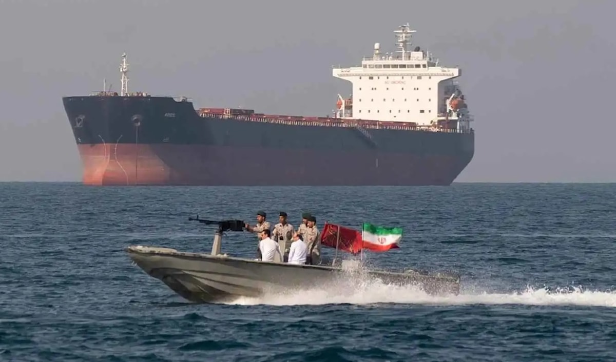 قال الحرس الثوري إن السفينة تجاهلت التحذيرات بالتوقف (من الويب)