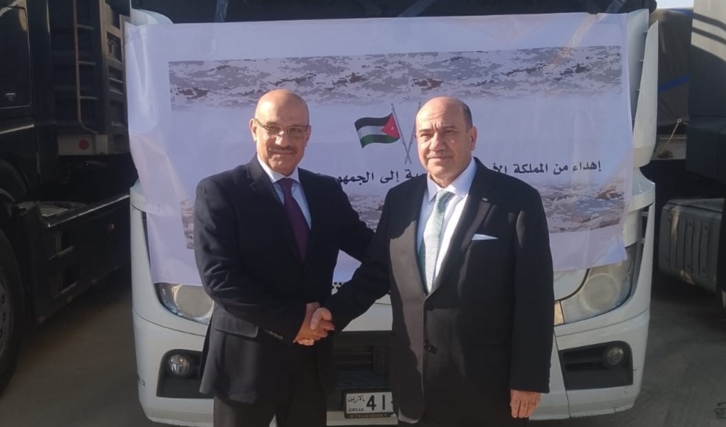 النابلسي يتسلم الهبة بحضور السفير الأردني (الوكالة الوطنية)