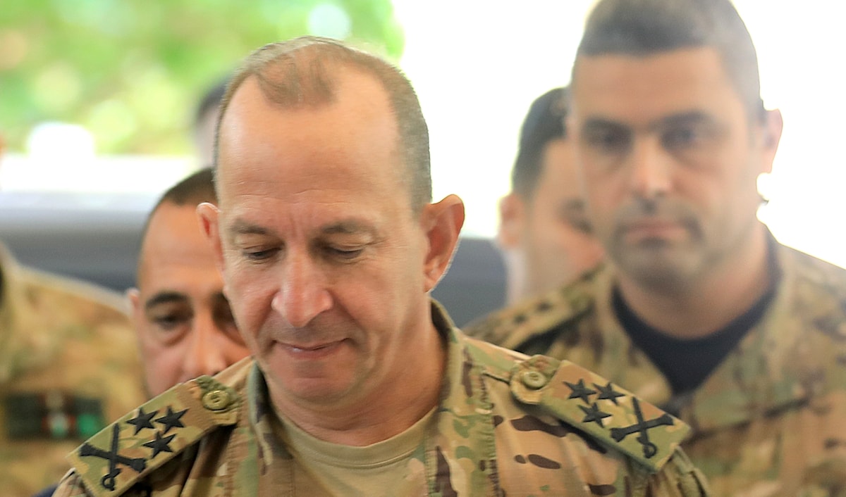 دعا هيكل العسكريين إلى عدم الأخذ بالشائعات التي تحاول النيل من المؤسسة (هيثم الموسوي)