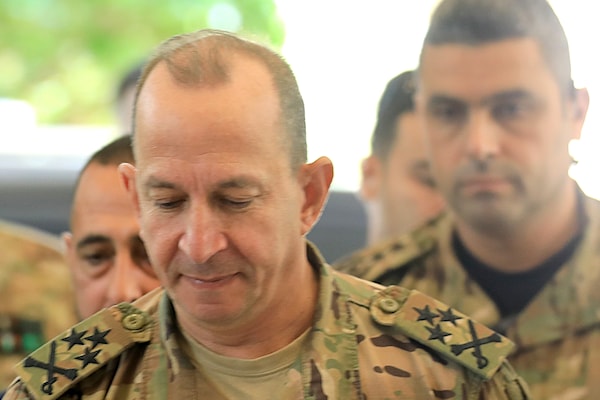 دعا هيكل العسكريين إلى عدم الأخذ بالشائعات التي تحاول النيل من المؤسسة (هيثم الموسوي)