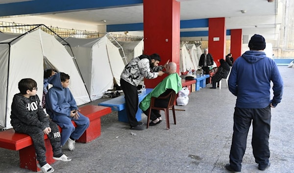 تختلط رائحة الرطوبة في المدارس بقلق الناس الذين لا يعرفون متى ينتهي الانتظار البطيء (مروان بو حيدر)