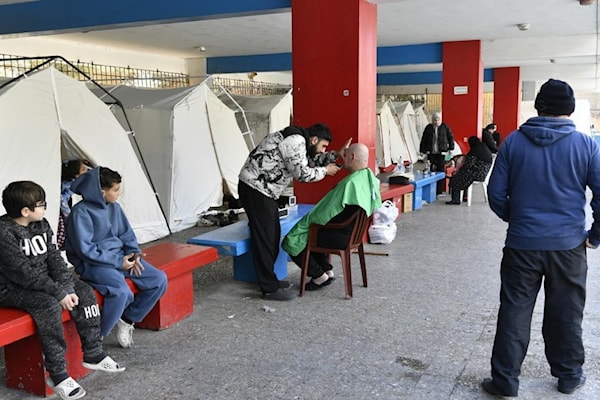 تختلط رائحة الرطوبة في المدارس بقلق الناس الذين لا يعرفون متى ينتهي الانتظار البطيء (مروان بو حيدر)