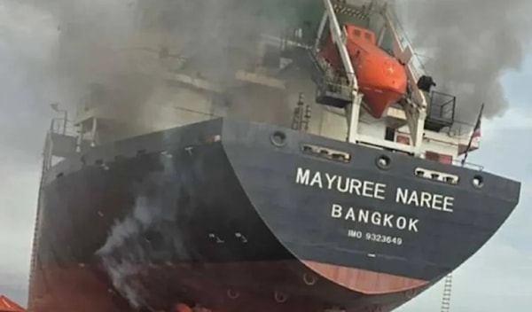 الدخان يتصاعد من سفينة شحن تايلندية تم استهدافها في مضيق هرمز (من الويب)