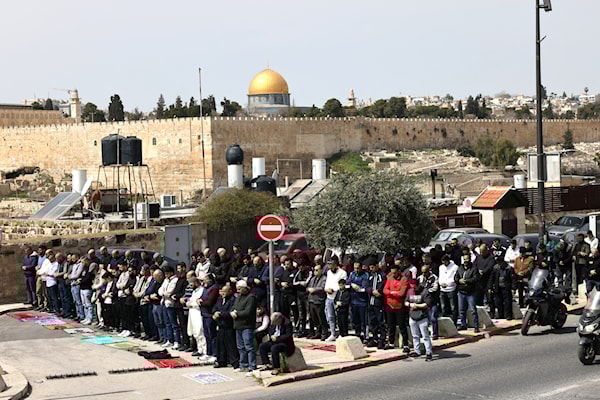 أدّى بعض أبناء القدس الصلاة في أقرب نقطة من المسجد تحدّياً للقيود الإسرائيلية (أ ف ب)