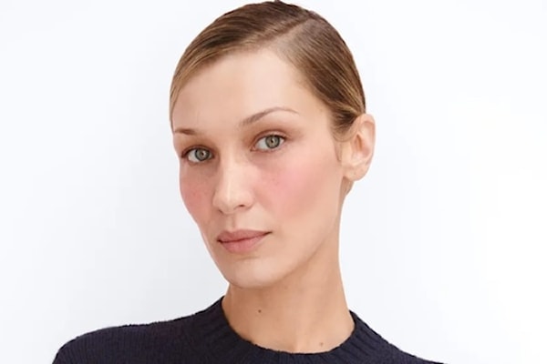 اعتبرت بيلا حديد أن العمل مع «برادا» يمثّل «حلماً لأي شخص يعمل في مجال الموضة».