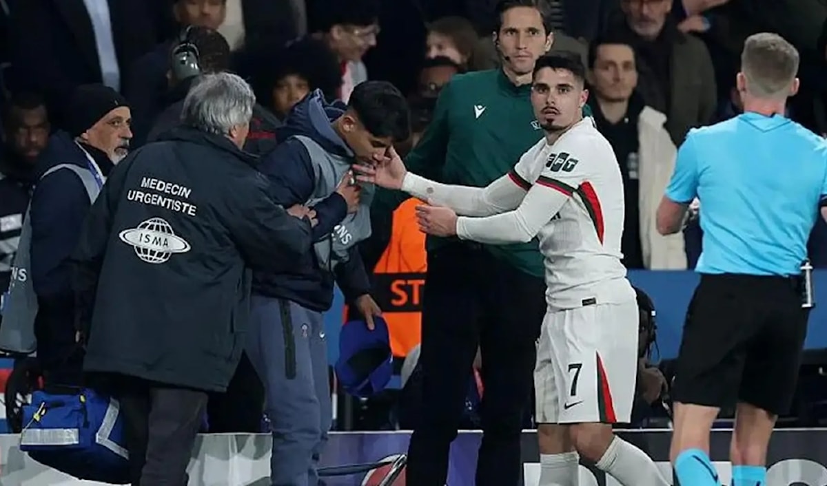 اندفعَ نيتو لالتقاط الكرة، وترددَ جامع الكرات في تسليمها، ما دفع نيتو للرد.