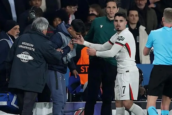 اندفعَ نيتو لالتقاط الكرة، وترددَ جامع الكرات في تسليمها، ما دفع نيتو للرد.