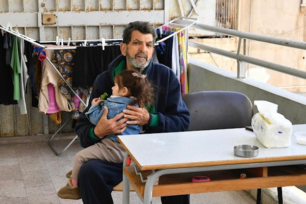 نازح في أحد مراكز الإيواء في منطقة جبيل (مروان بو حيدر)